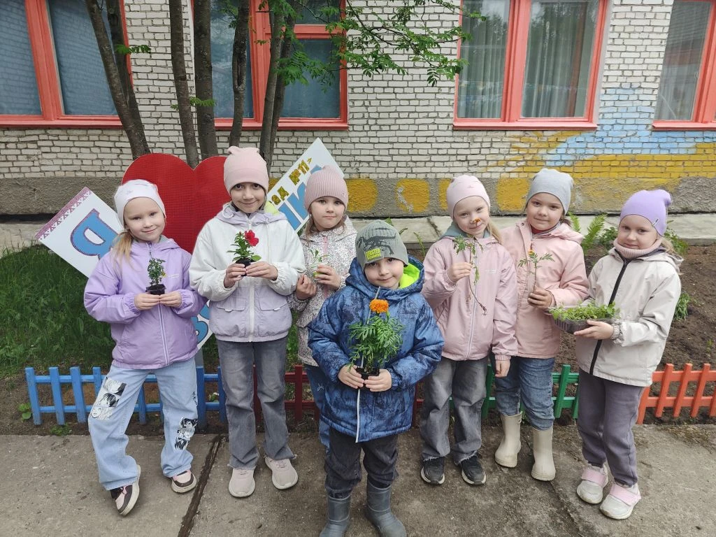 Первые участники акции, посвященной #ДнюРоссии сегодня высадили свои цветы на клумбы во...