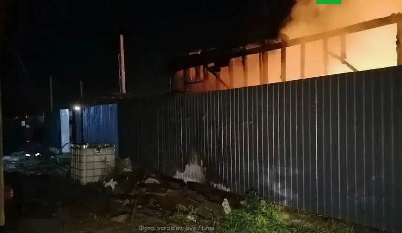 В Раменском округе обломки дрона упали на частный дом, в результате чего десятилетняя д...