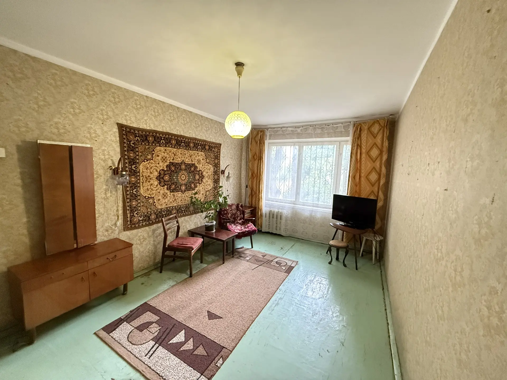 В продаже появился настоящий раритет — трёшка в престижном кирпичном доме из советской ...