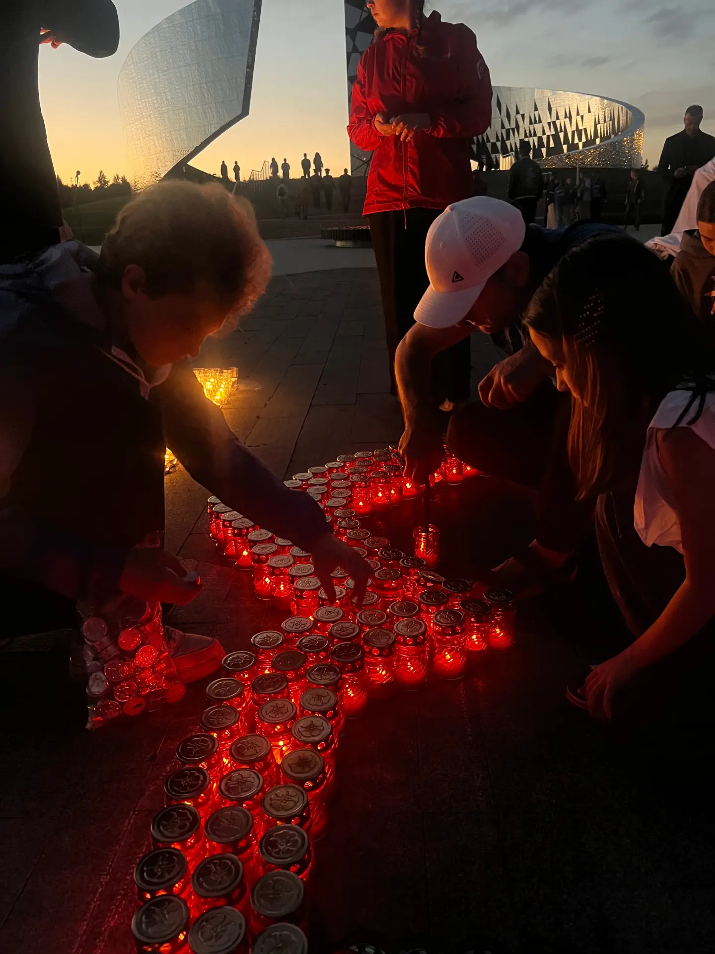 ⚡️В ночь с 21 на 22 июня небо над мемориалами Ленинградской области озарили десятки тысяч свечей.

Р
