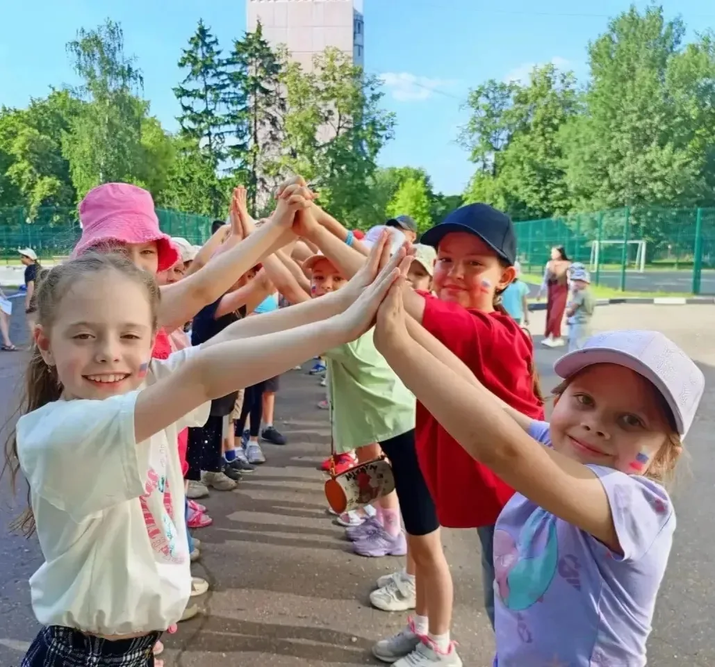 🌟🇷🇺День России в летнем лагере «Сказка»! 🇷🇺

Наш летний лагерь превратился в настоящую сказочну
