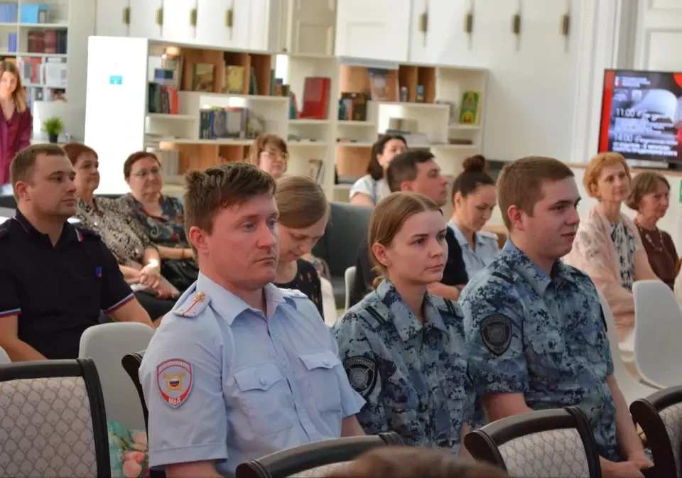 Сыктывкарские полицейские встретились с полковником в отставке, писателем Николаем Ивановым

🔷Сотру