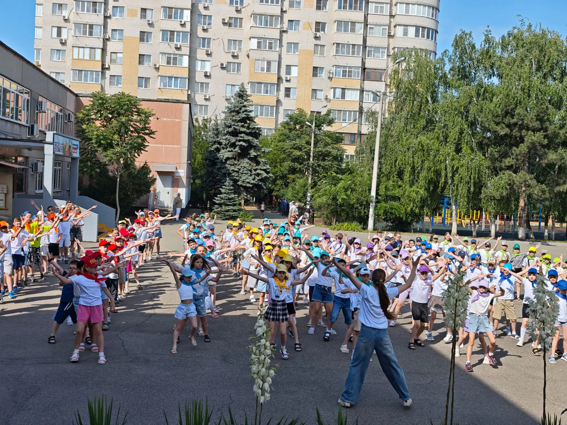 Сегодня воспитанники лагеря дневного пребывания «Позитив» начали утро с  бодрящей зарядки. Ребята с 