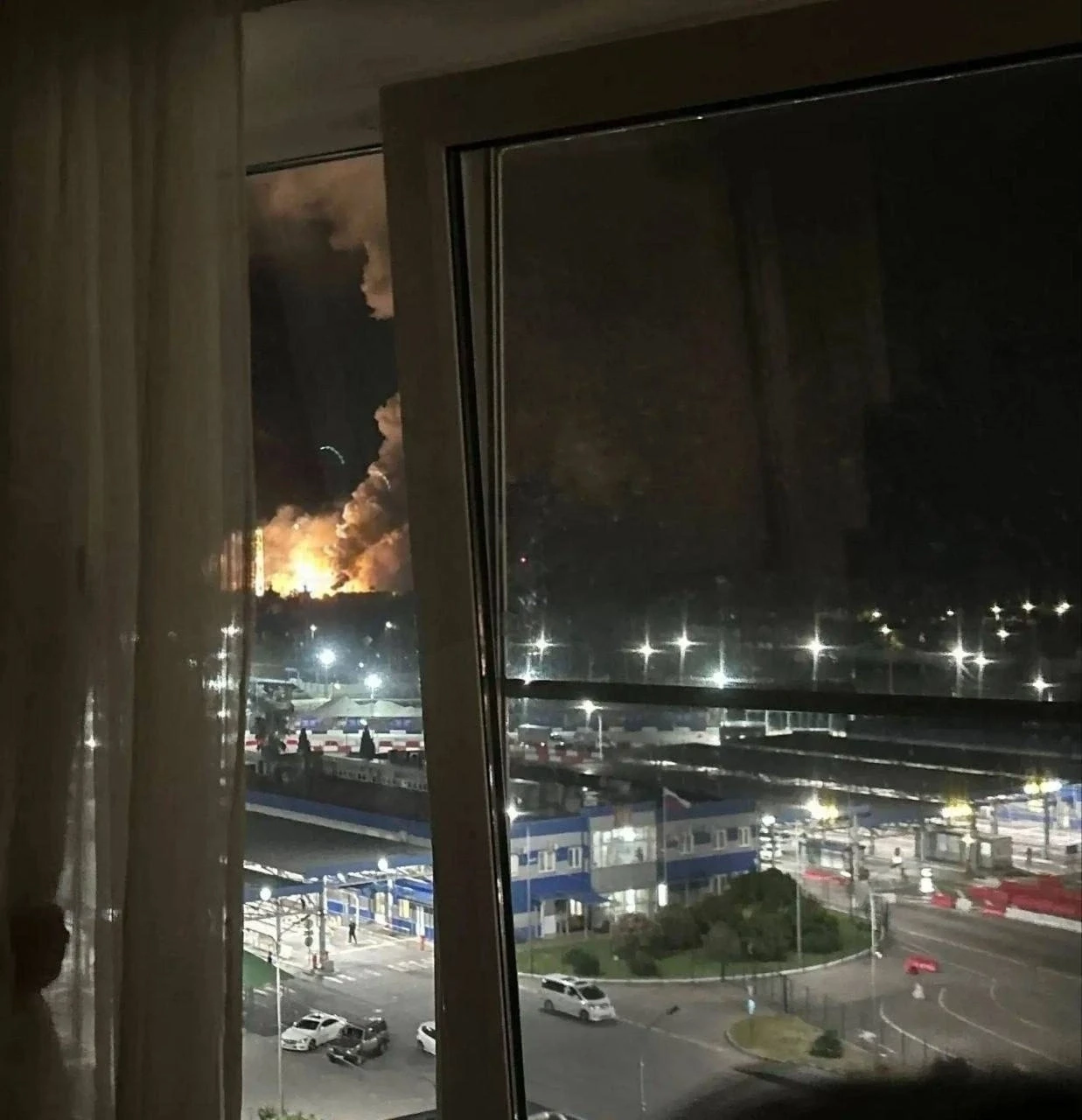 В Сочи горит нефтебаза, в Шебекино погибли пять человек за сутки.