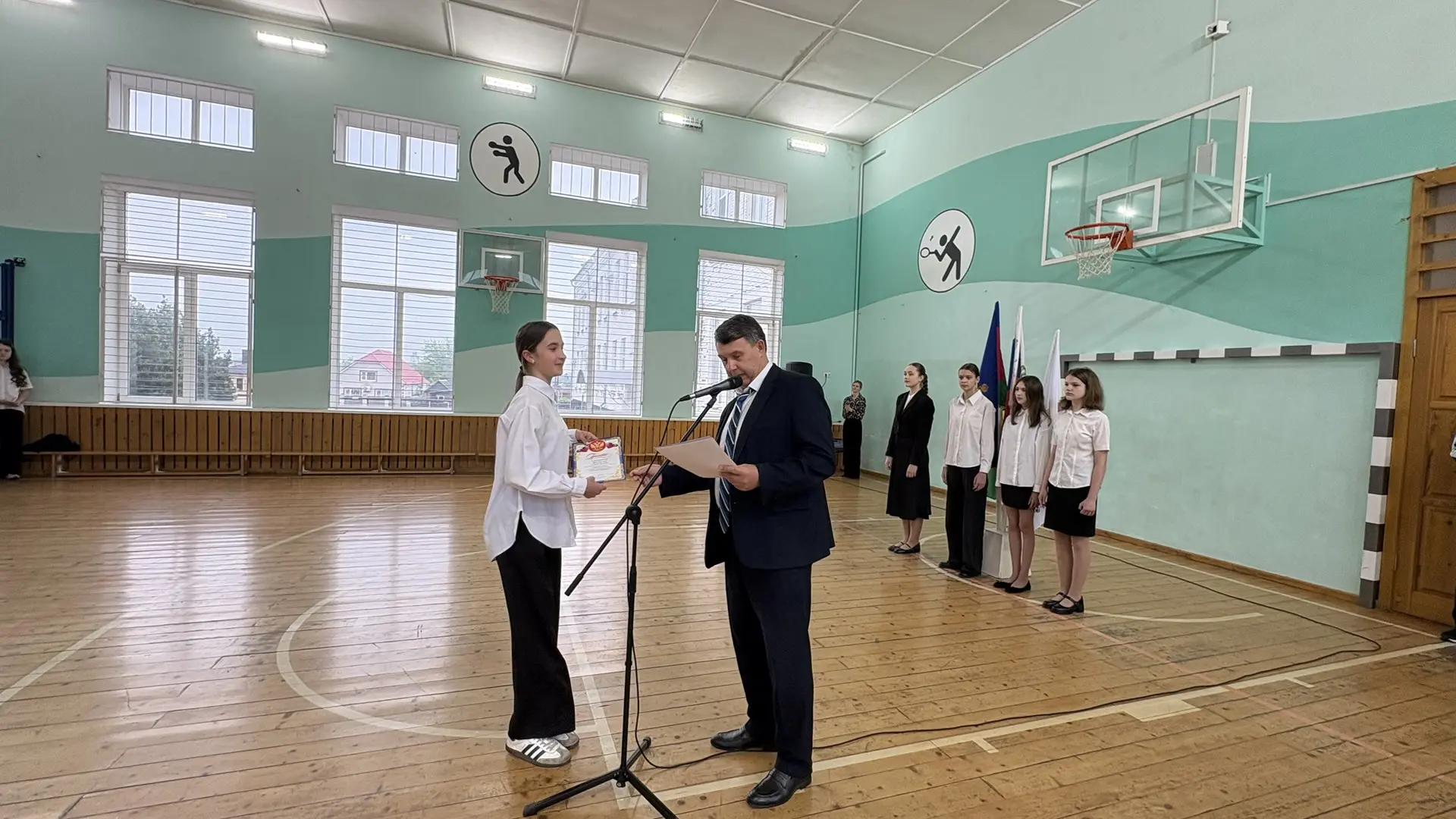 🌎🤲🏻🕊️Доброе утро, наша большая школьная семья!  ☀️По нашей доброй традиции утро началось с общей лин
