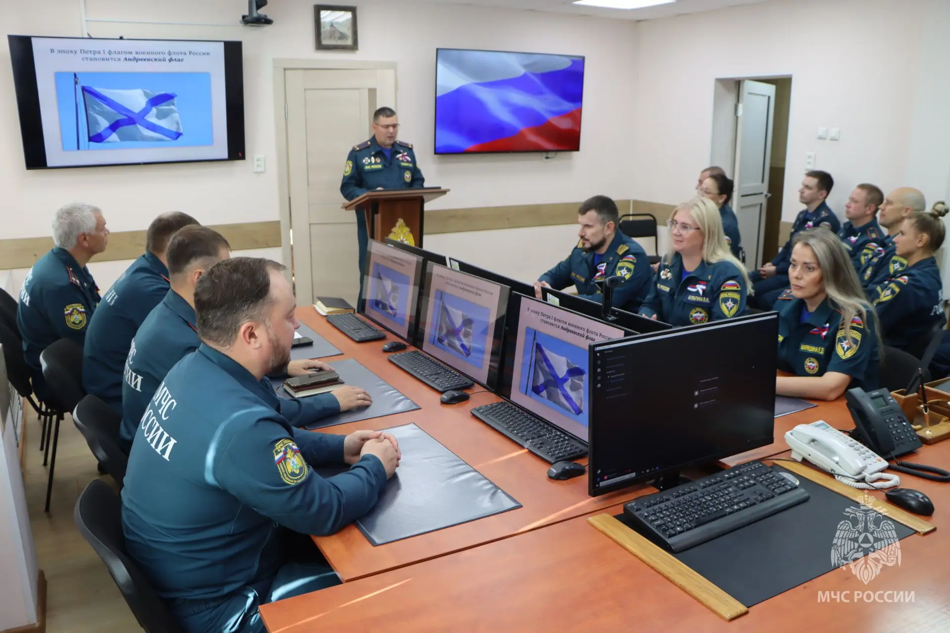 🇷🇺 Служить Родине: сотрудники МЧС России обратились к истории Государственного флага