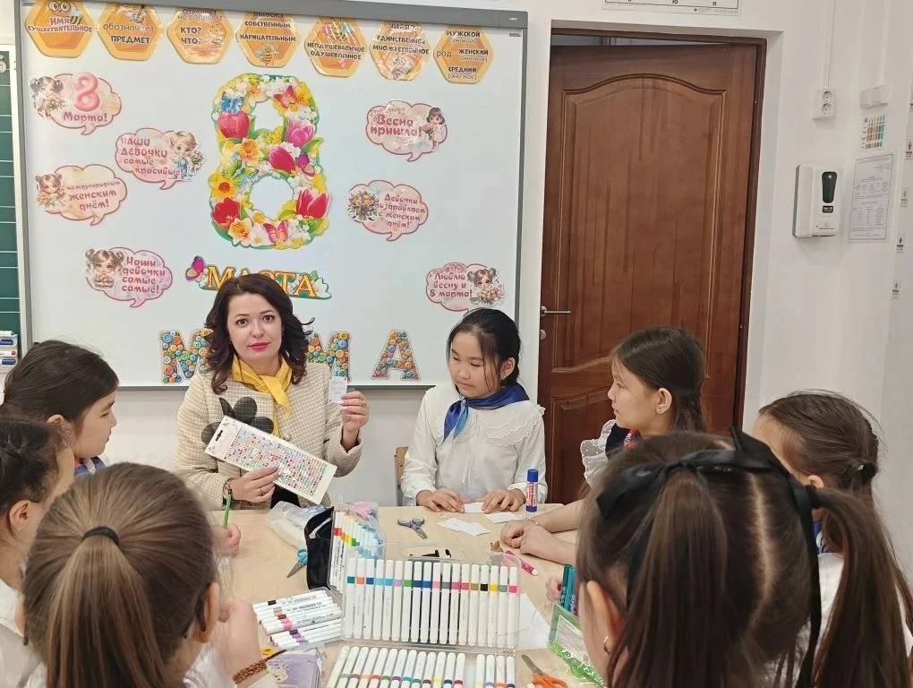 🌼 Весна пришла — значит, праздник не за горами! 🌷  📚 В преддверии самого тёплого праздника — Дня жен
