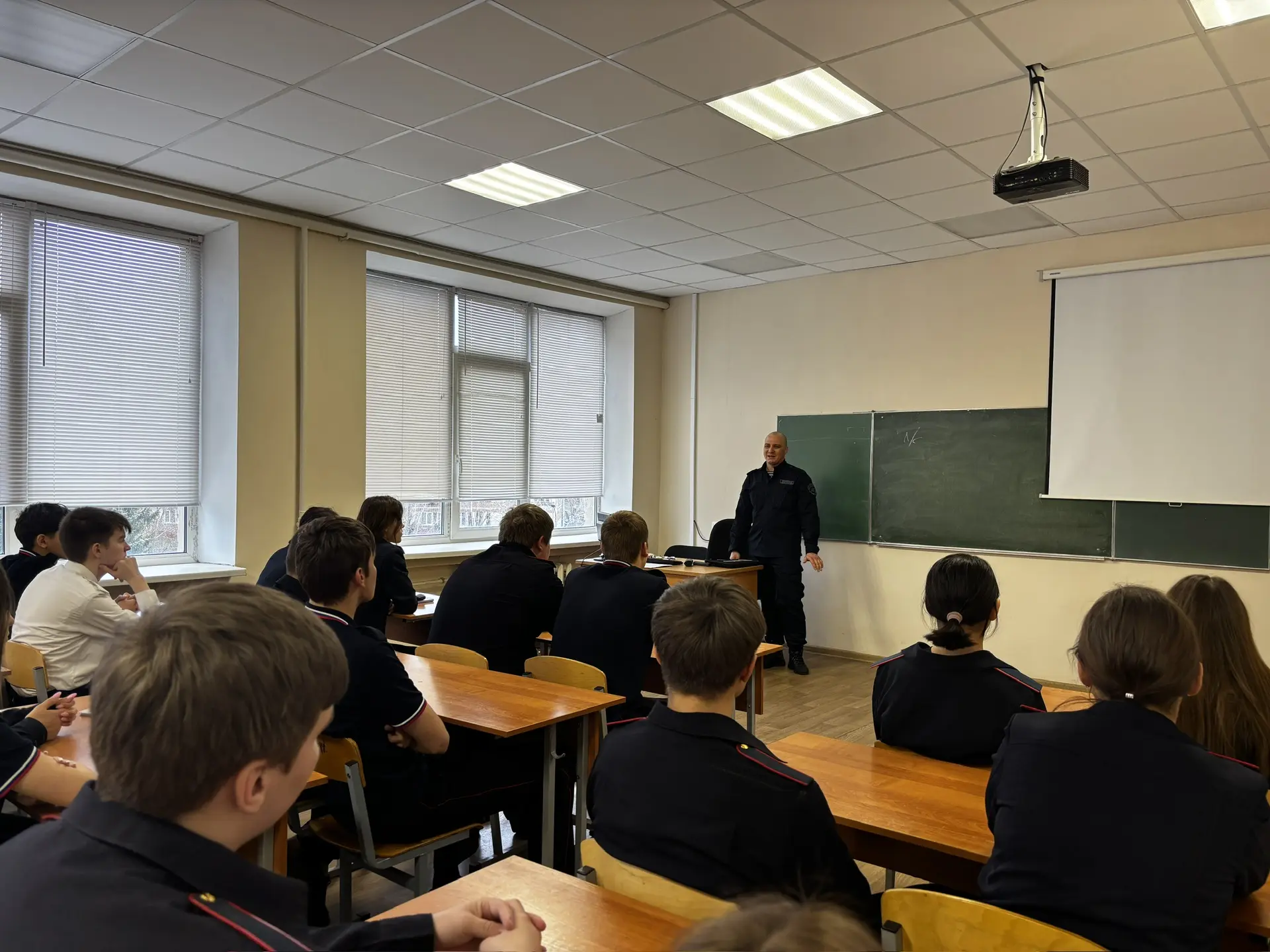 🏫Подмосковный политехнический колледж посетил представитель правоохранительных органов.    👍🏻Встречу