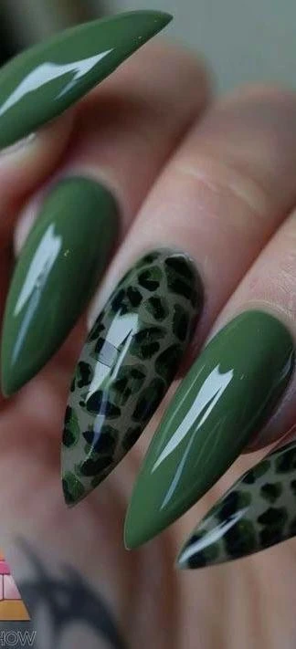 Подборка зеленого маникюра

💅 Маникюр