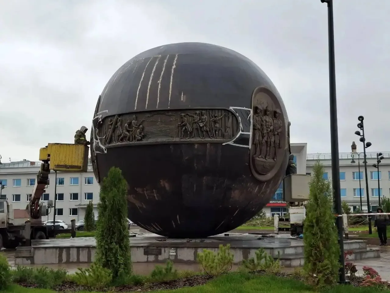 ⚡️С шара «Держава» на площади Бухгольца удаляют транспортировочную краску.