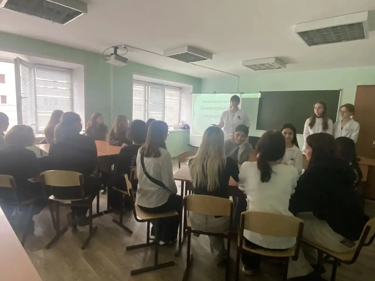 📌 Профориентация в действии! Старшеклассники нашей школы посетили День открытых дверей в Кузбасском 