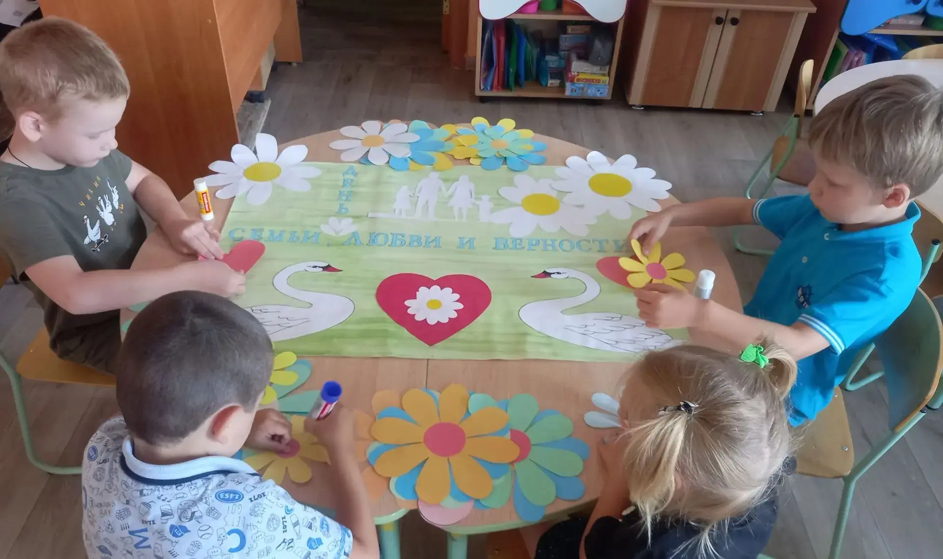 Маленькое солнце на моей ладошке –
Белая ромашка на зеленой ножке.
🌼🌼🌼🌼🌼🌼🌼🌼🌼🌼🌼🌼🌼
8 июля