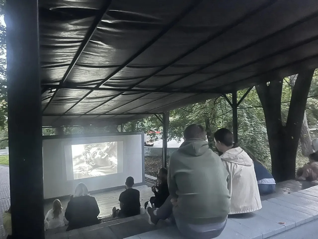 Вечер пятницы во Владимирском саду по традиции закончился кинопоказом в летнем кинотеатре.