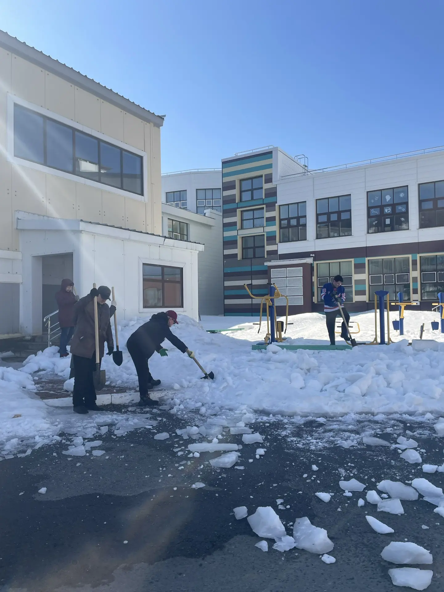 🌨️ Весенняя пятница: вместе делаем мир чище!  Сегодня наш дружный коллектив гимназии вышел на улицу,