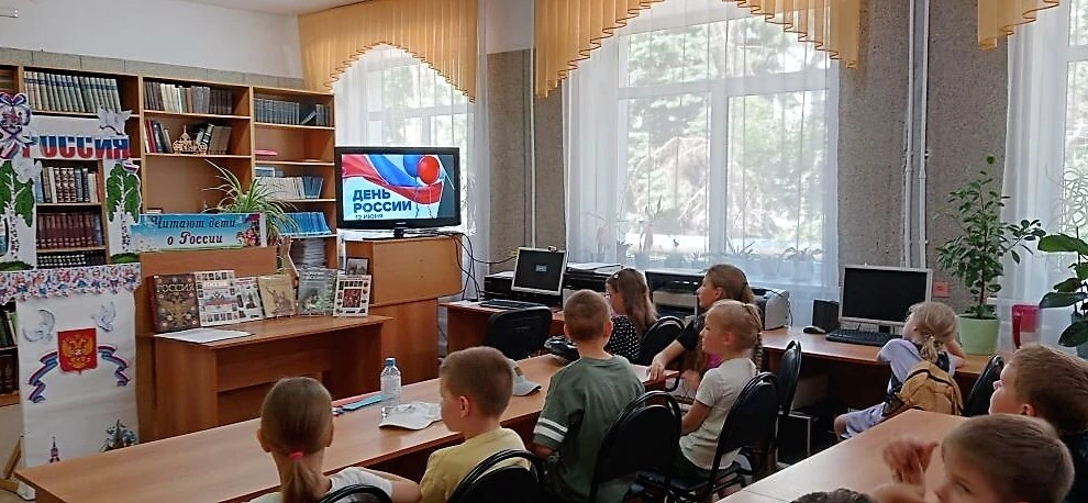К Дню России межпоселенческая библиотека пригласила учащихся гимназии, посещающих летни...