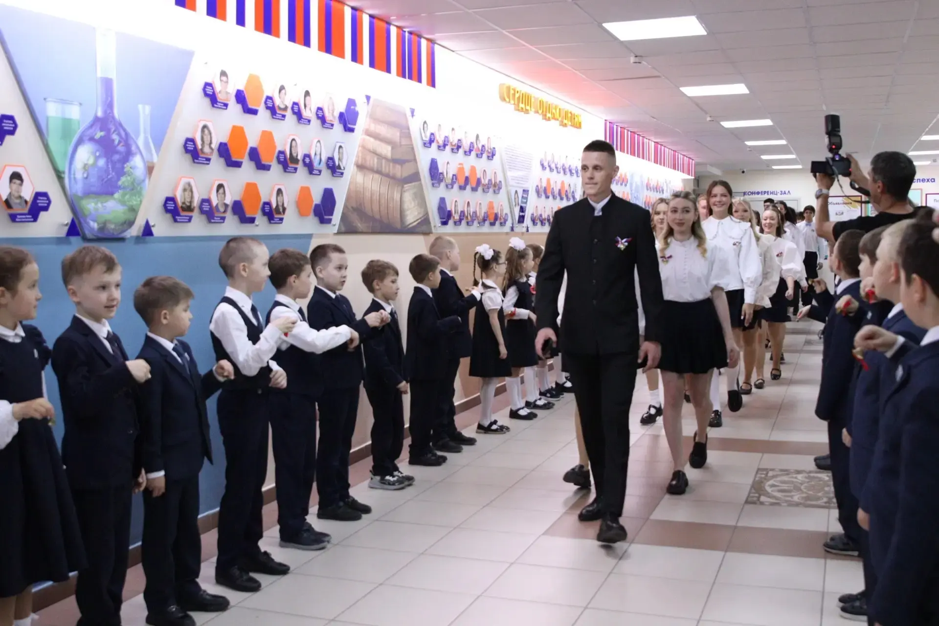 ✈️ Акция «Самолётик будущего»

🌟 В начале учебного года 11-классники своими руками смастерили бумаж