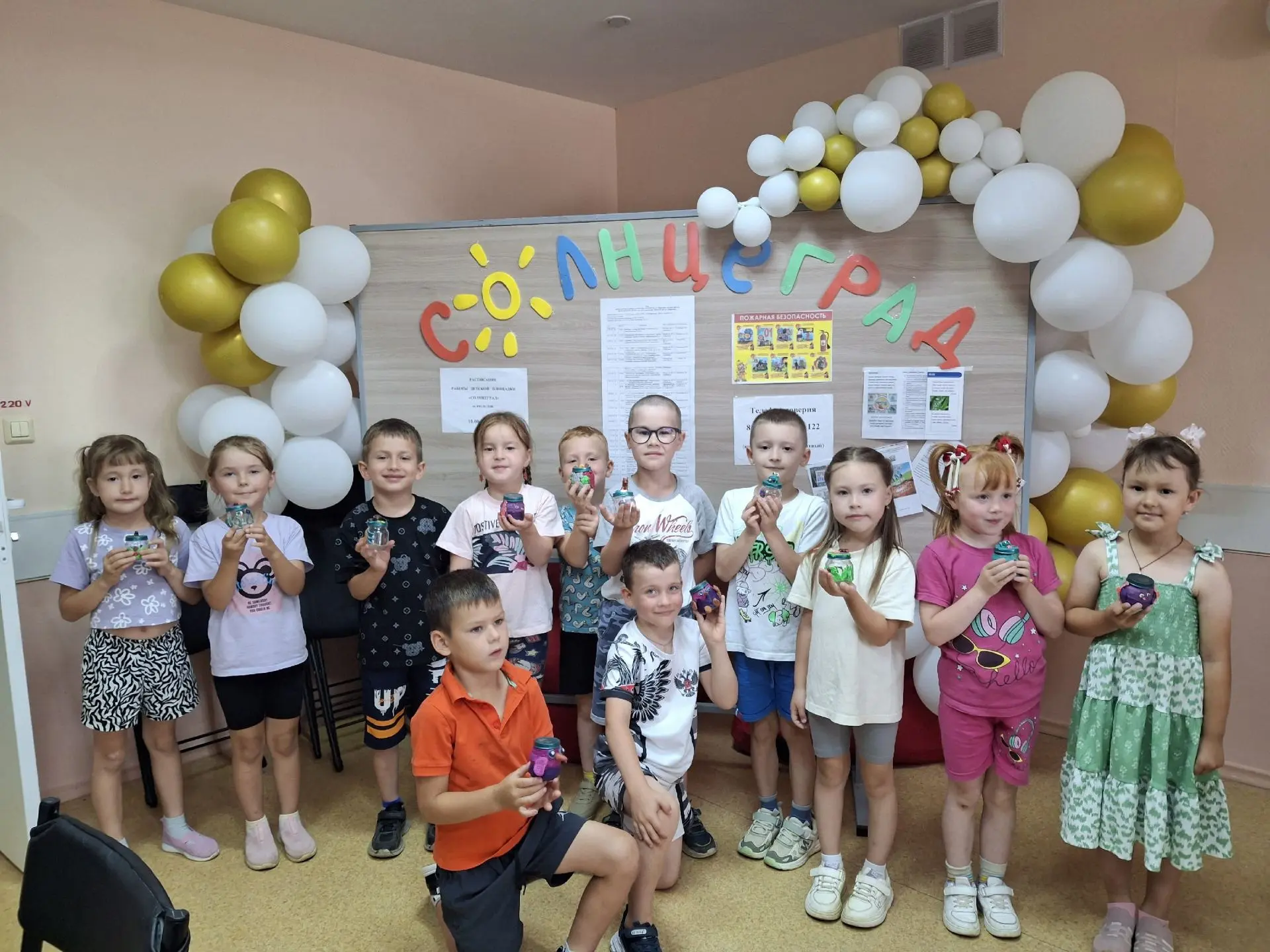 Что такое лето?
Это много света.
Это поле, это лес
Это тысячи чудес.
Дети подготовительных к школе г