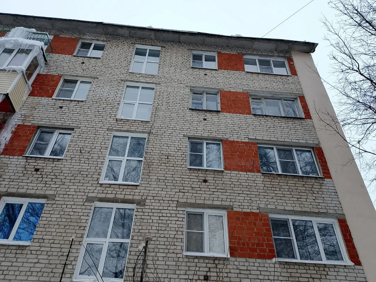 Домоуправляющая компания Советского района на постоянной основе выполняет работы по очистке крыш от 