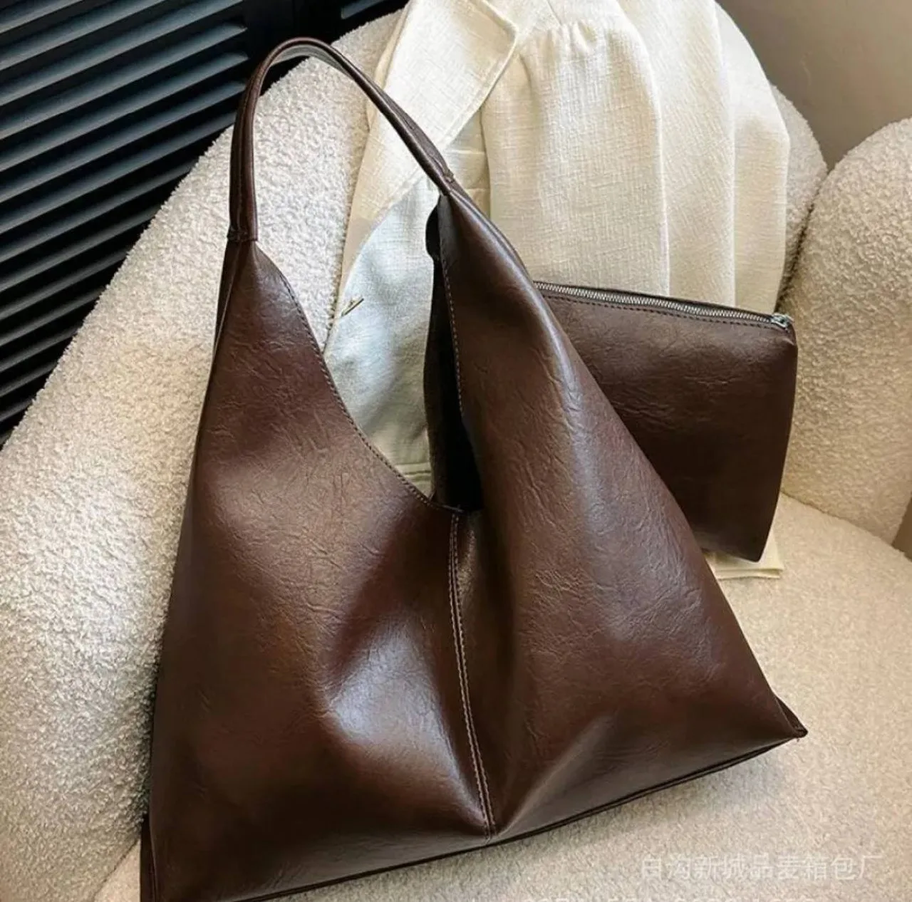 Стильная сумка на плечо с косметичкой 👜