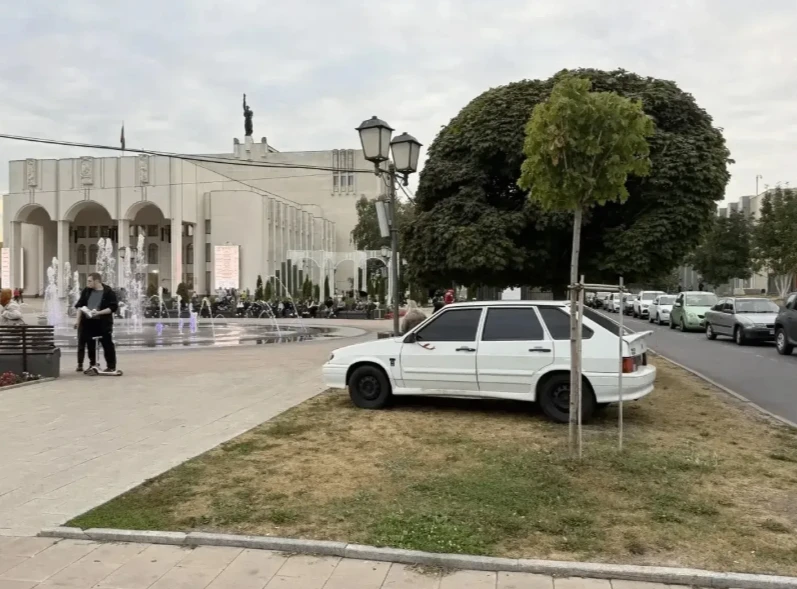 Мэр города Евгений Маслов снова выявил нерадивого «водилу». Он припарковался на Театрал...