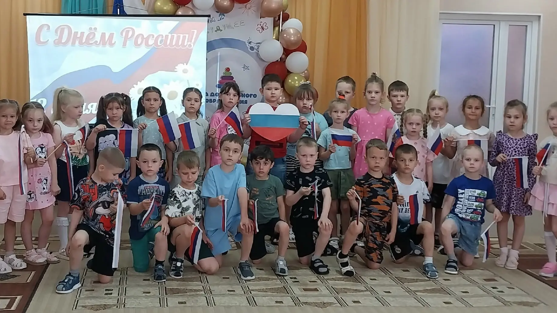 Наша Родина - Россия! Здесь родились мы на свет. Нет земли для нас красивей. И любимей в мире нет!
В