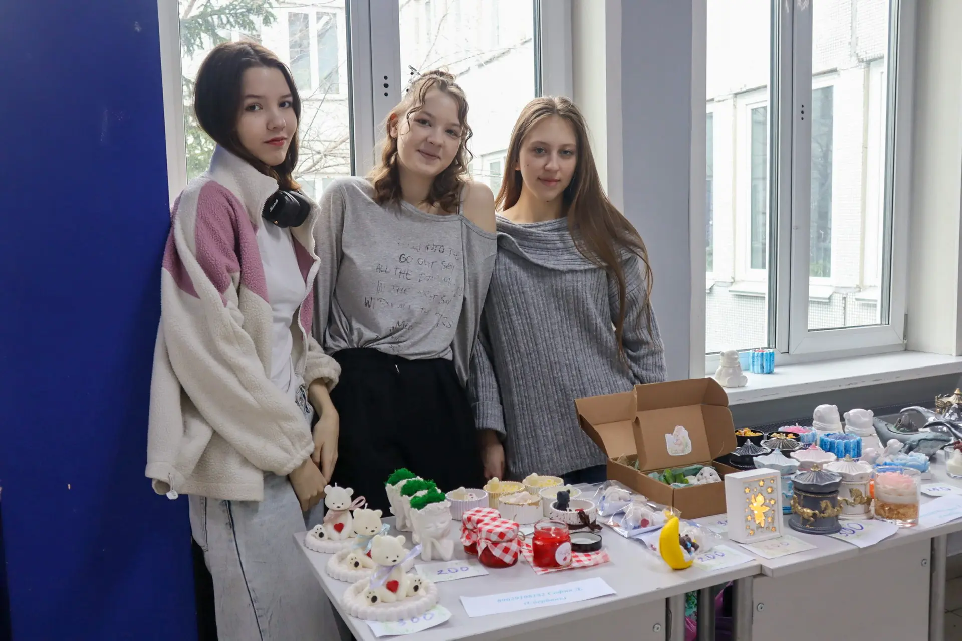 На арбате в честь 106-го царила настоящая атмосфера праздника 💌  Разнообразие товаров зашкаливало: о