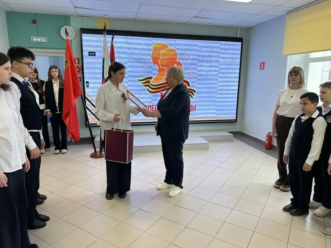 Утро понедельника началось с поднятия флага РФ 🇷🇺 исполнения Гимна РФ и старта марафона «Наследники 