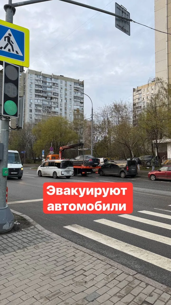 ❗️ОСТАНОВКА И СТОЯНКА ЗАПРЕЩЕНЫ! На Митинской рядом с домом 44 эвакуируют автомобили, которые стояли