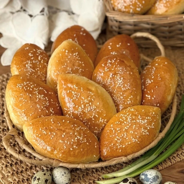 ДРОЖЖЕВЫЕ ПИРОЖКИ С ЗЕЛЕНЫМ
ЛУКОМ И ЯЙЦОМ.

Тесто воздушное, мягкое, долго не черствеет, а начинка с