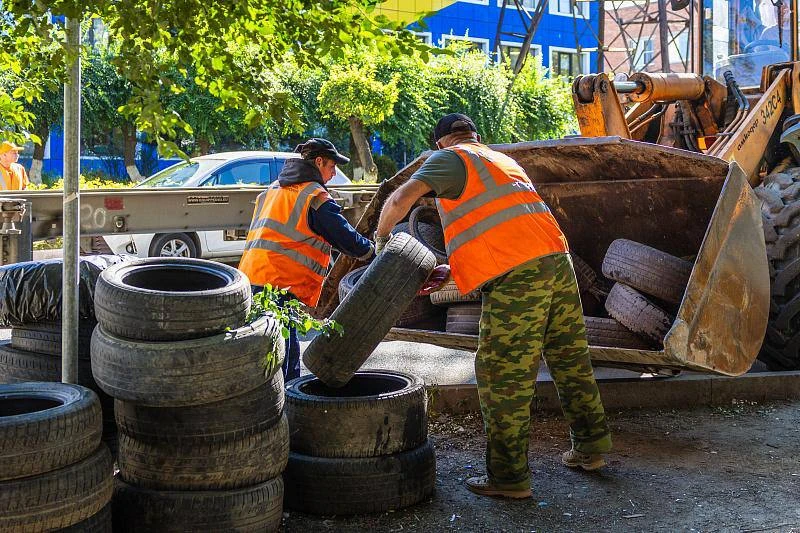 Во Владивостоке с улиц было вывезено около 30 тысяч покрышек.