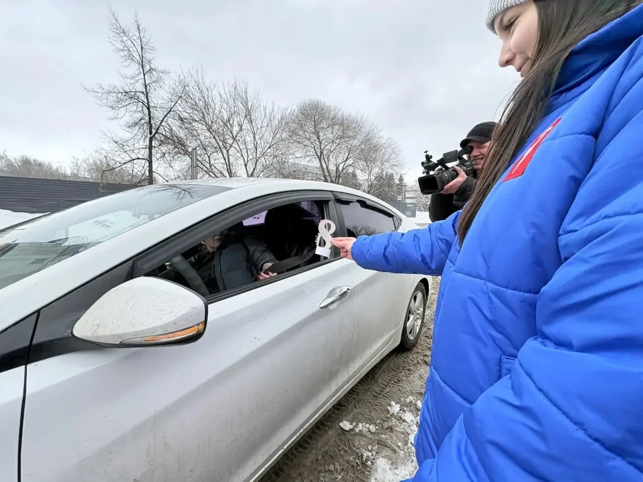 Цветы, улыбки и безопасность: как «Первые» поздравили автоледи с 8 Марта 🌷  В преддверии самого весе