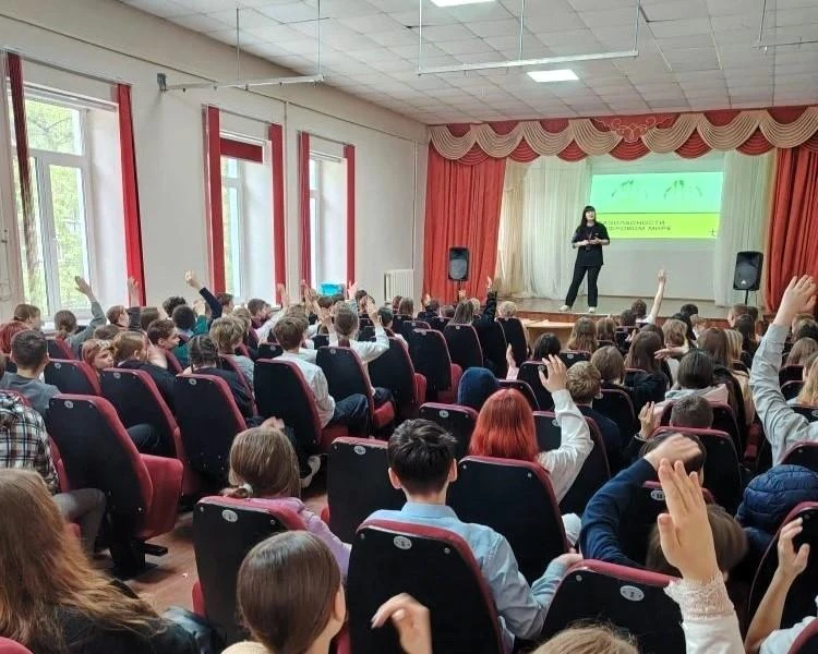 От вирусов в умной технике до взлома фото: эксперты T2 раскрыли школьникам главные угро...