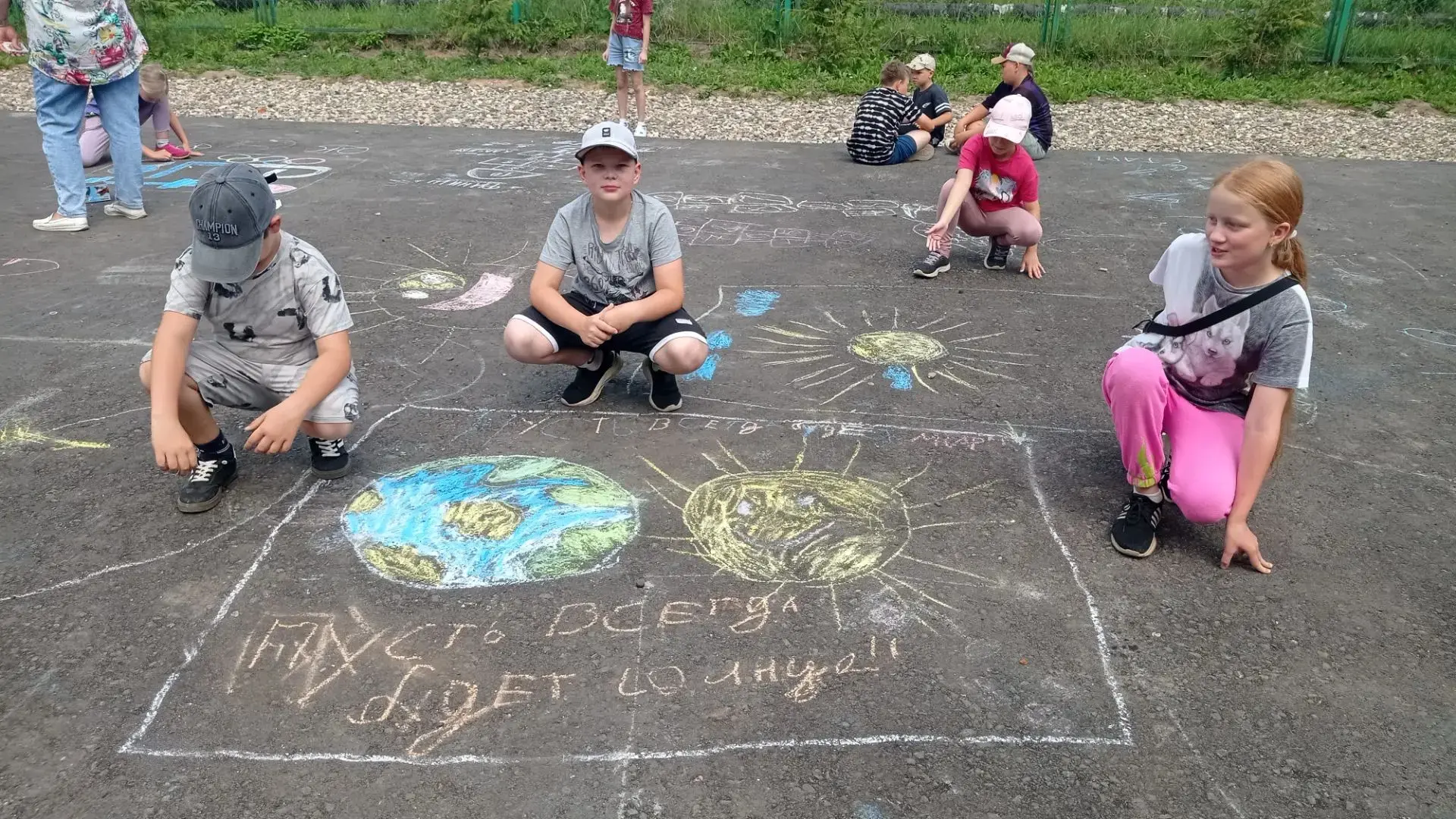 🌞Здорово, когда солнечный день! И взрослые, и дети  улыбаются. Воспитанники нашего лагеря участвуют