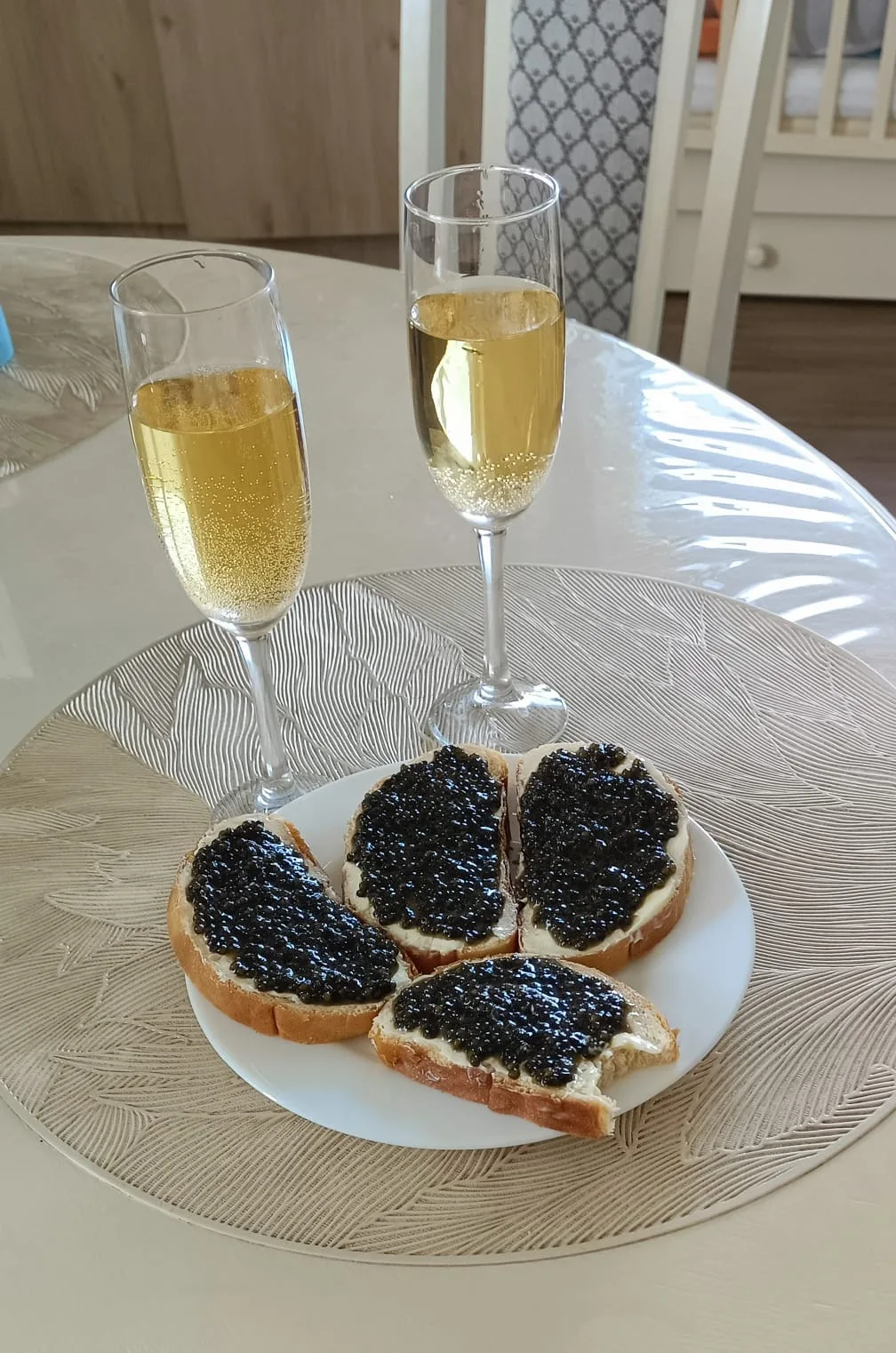 Наша участница прислала фотки чёрной икры🥰🥰🥰 подарила молодожёнам на их свадьбу🥳 а они в ответ п