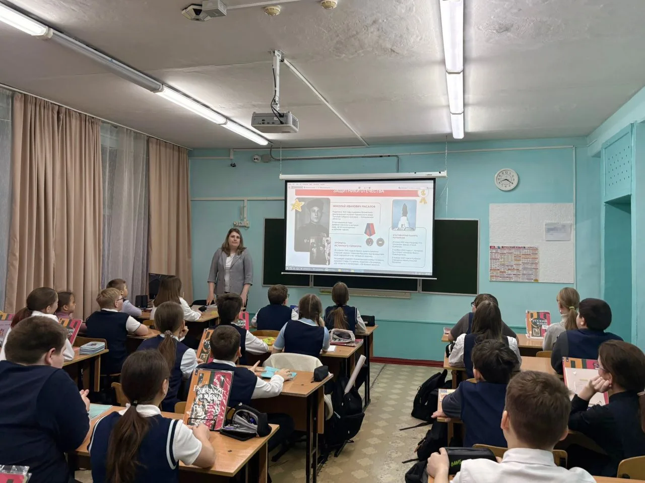 🇷🇺Новая учебная неделя в нашей школе традиционно началась с торжественного вноса флага и исполнения 