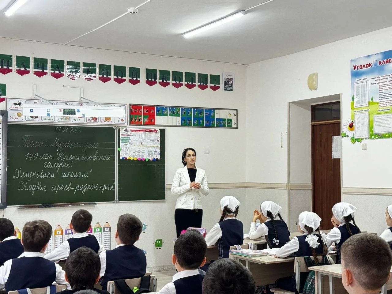Торжественное начало недели и «Разговоры о важном»  В понедельник, 19 января, наша гимназия традицио