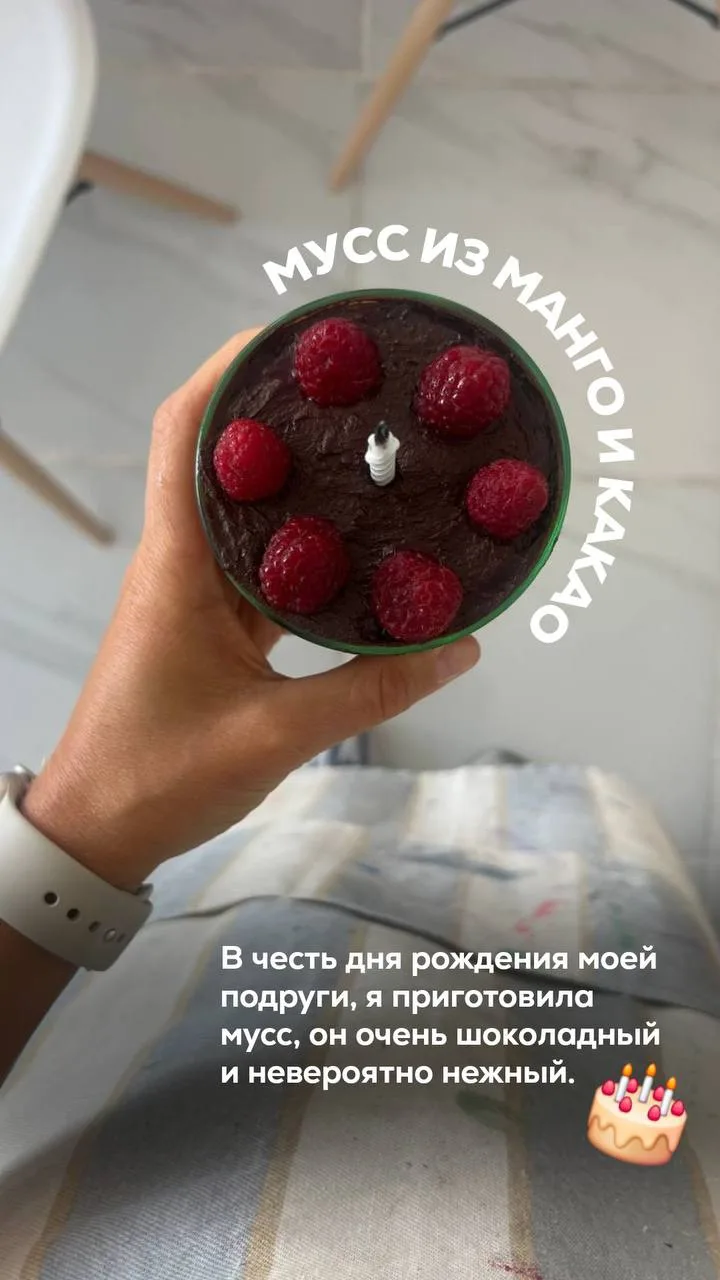 Шоколадный праздничный мусс ♥️

Ингредиенты:
– 1 спелый манго
— 4 больших финика
– 60 гр шоколада 90