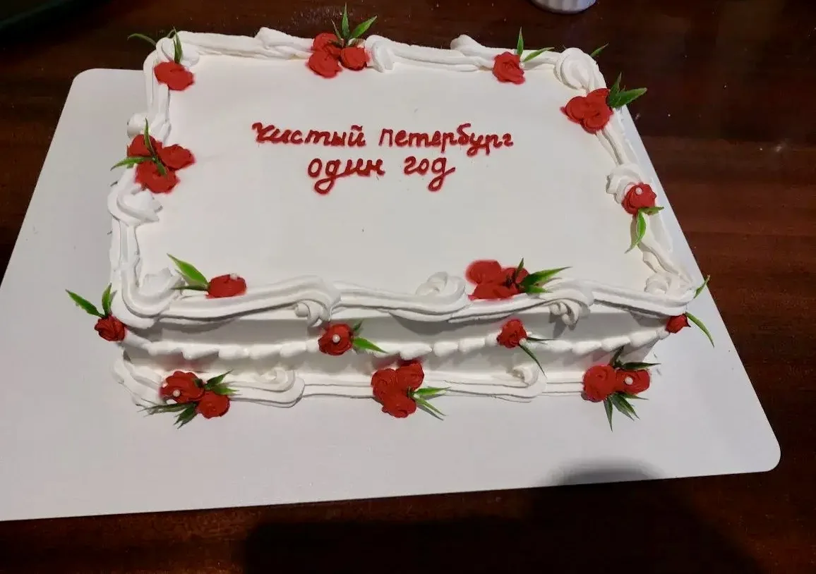 🎂 Торт в честь ГОДА работы! Хотите так же? Приходите к нам! 🎂Одна из наших сотрудниц,...