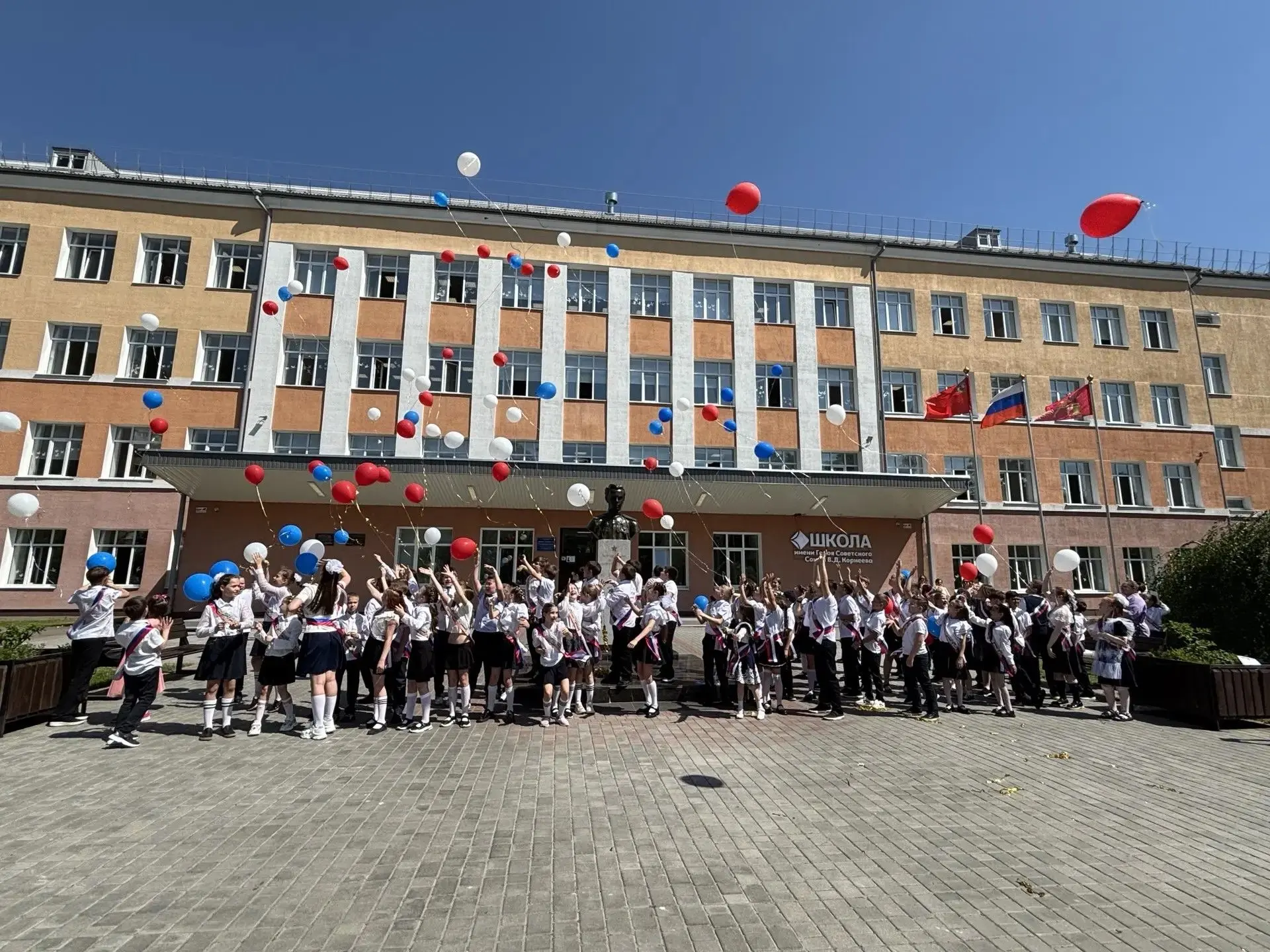 🍃 ПРОЩАЙ, НАЧАЛКА! ЗДРАВСТВУЙ, БОЛЬШАЯ ЖИЗНЬ! 🎓✨ Сегодня в школе «Корнеева» особенная тишина... Кото