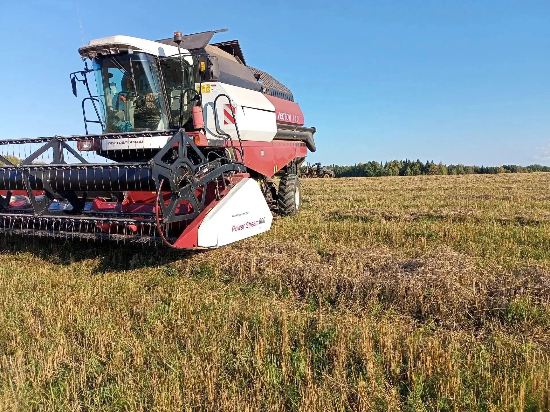 🌾Аграрии Унинского муниципального округа продолжают уборку зерновых, несмотря на дожди.