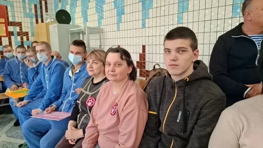 Ученики 9А класса собрали гуманитарную помощь а ученик Гутников Алексей со своей мамой- Еленой Фёдор