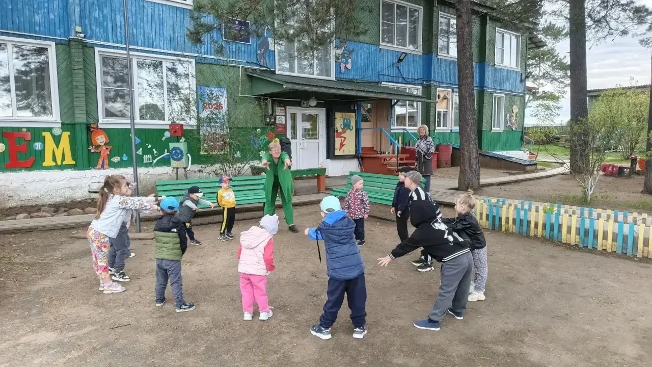 «Академия летних открытий» в детском саду каждый день начинается с бодрой зарядки. Это ...