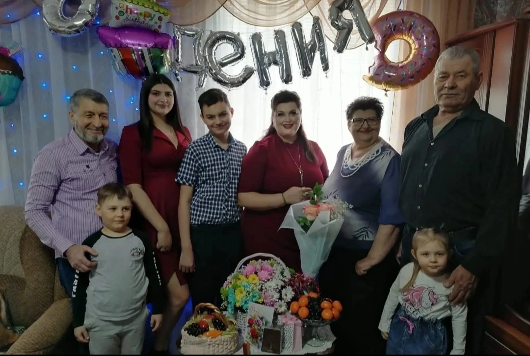 Мой батя

Мы часто, говоря о самом близком человеке, говорим о тепле материнской любви. И роль отца 