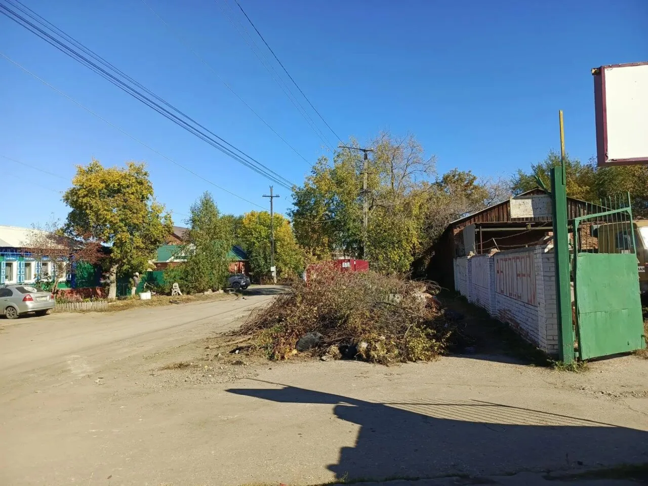 В ЦКС рассказали, почему не убирается мусор у контейнерной площадки на улице Фрунзе в Т...