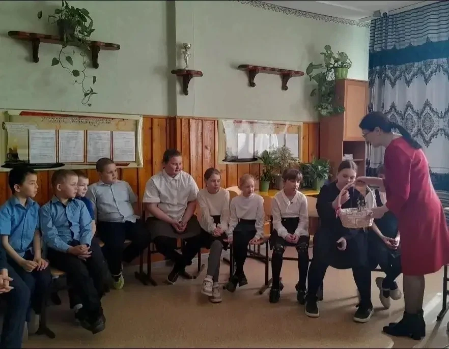В четверг Светлой седмицы священник Павел Захарчук, настоятель храма Святой Троицы деревни Константи