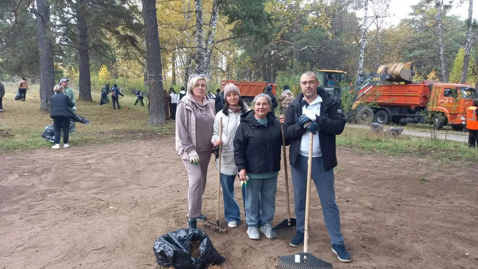 Сегодня коллектив МБДОУ "Детский сад 5" принял участие в городском субботнике в парке "...