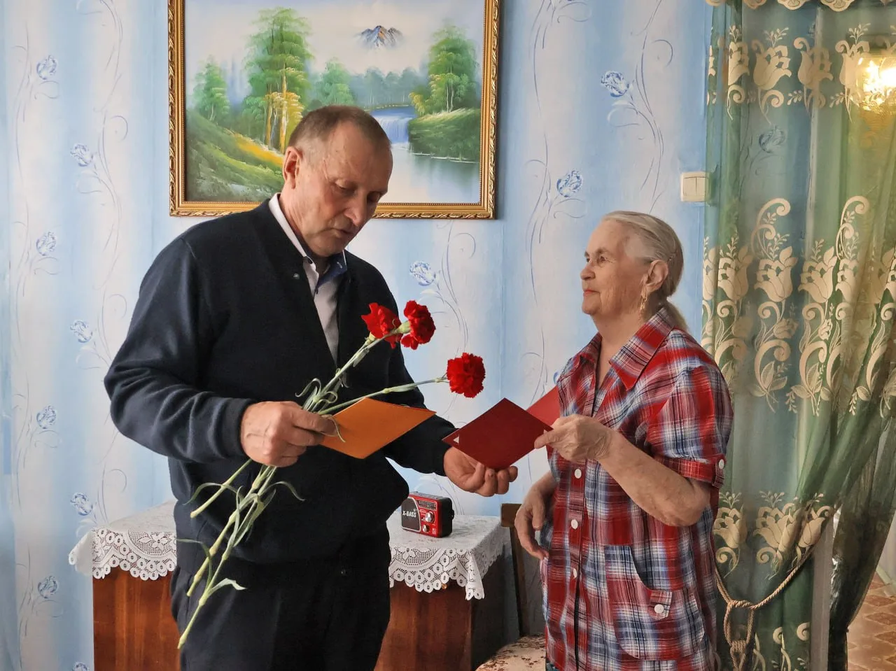 Металлурги поздравили тружеников тыла🕊  В совете ветеранов Надеждинского металлургического завода со