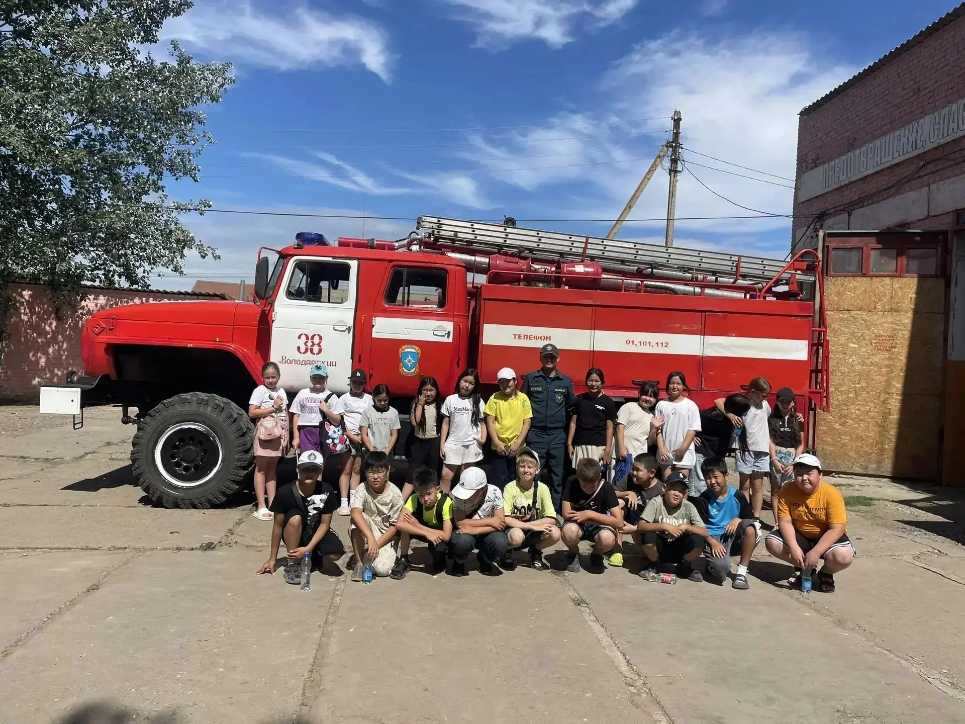 ЭКСКУРСИЯ В ПОЖАРНУЮ ЧАСТЬ: БЕЗОПАСНОСТЬ — ЭТО НЕ ТОЛЬКО ТЕОРИЯ! 🚒🔥

13 июля воспитанники школьног