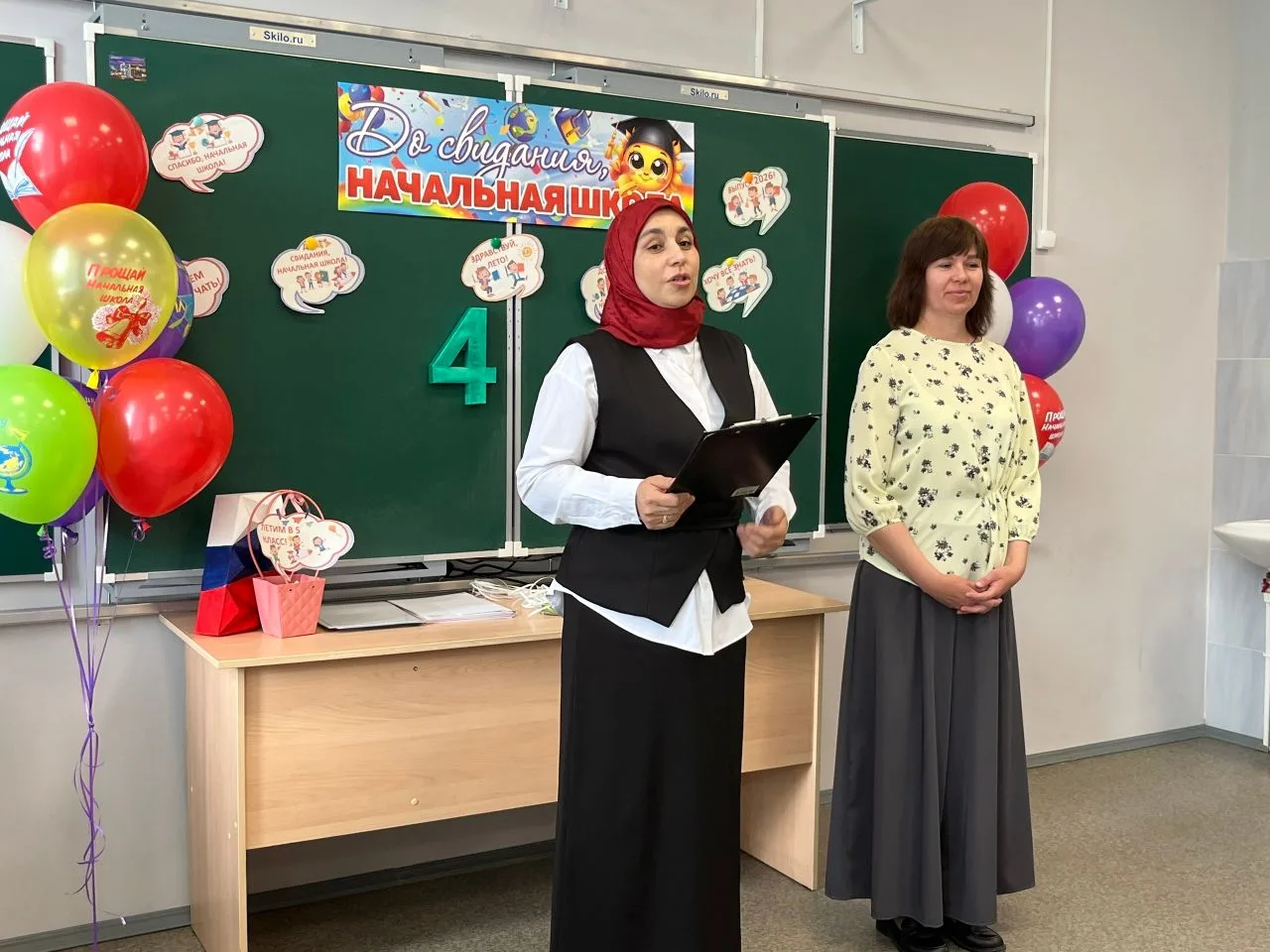 📚🎉Сегодня в этот замечательный, солнечный день прошёл выпускной у 4А и 4Б класса🎉📚

🥳Поздравляе