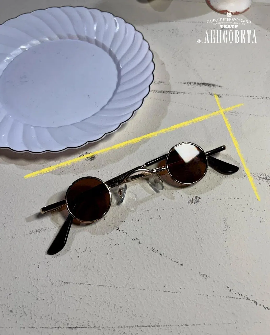 Из чего сделан спектакль «Недоросль»? 🥺  Красный и зелёный цвет преобладают, фактура — обручальное к